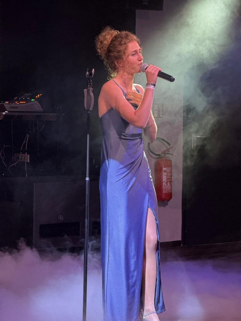 Amy Eventsängerin – Live-Musik mit Gitarre und Gesang auf der Bühne in Süddeutschland