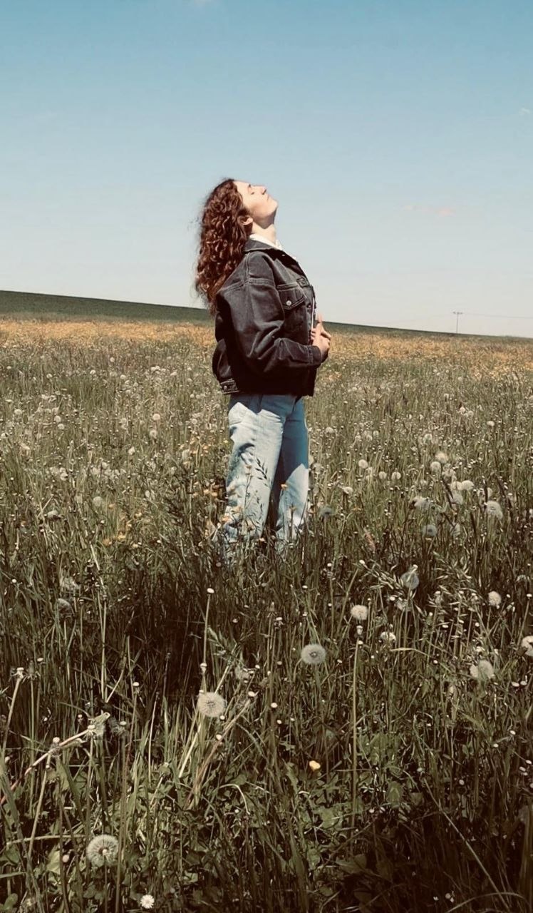 Amy blickt zum Himmel im Feld