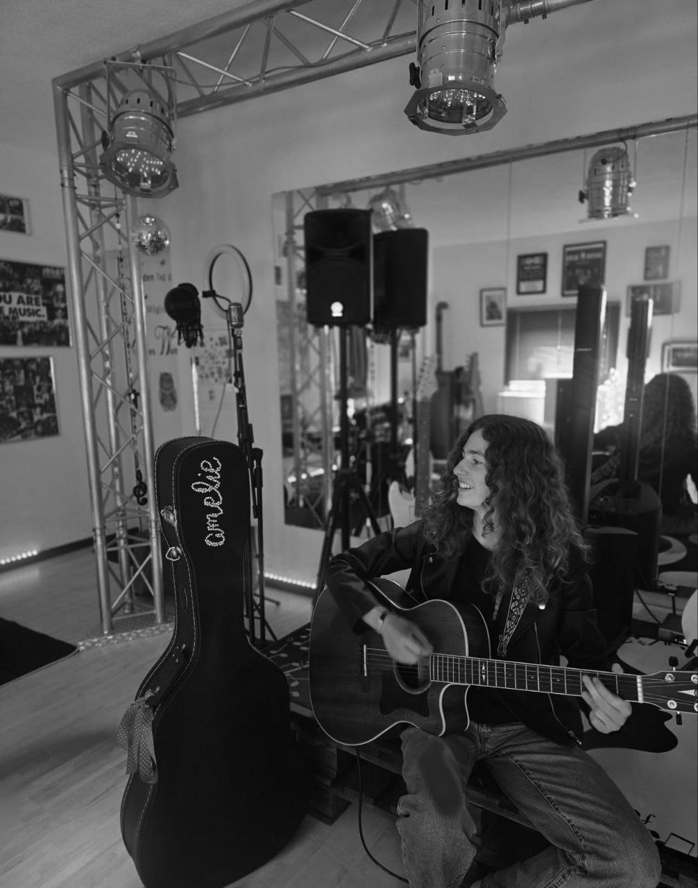 Amy spielt Gitarre im Studio