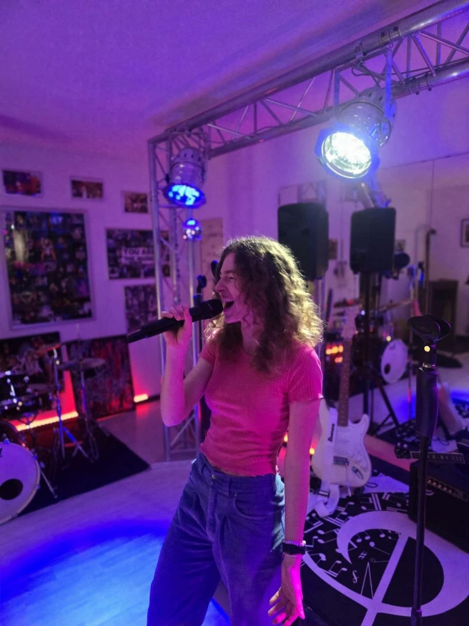 Amy singt im pinken Top