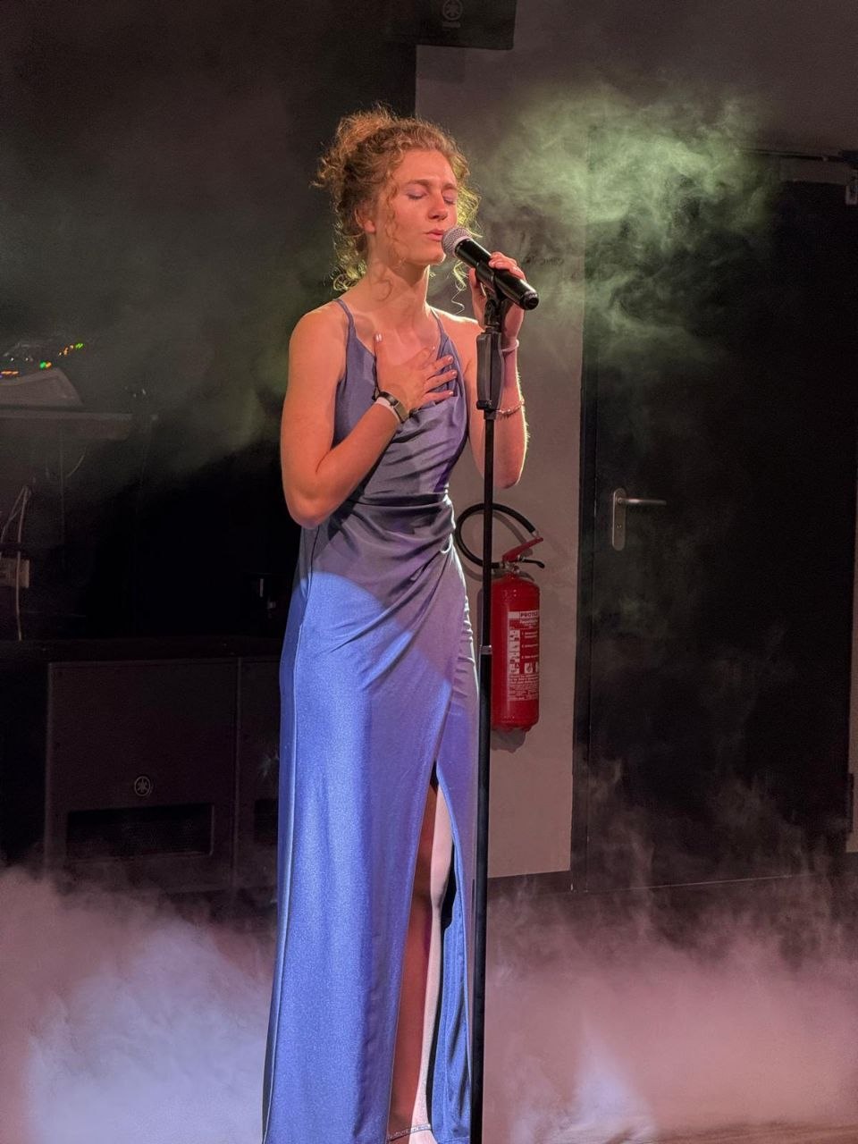 Amy im blauen Kleid mit Nebel