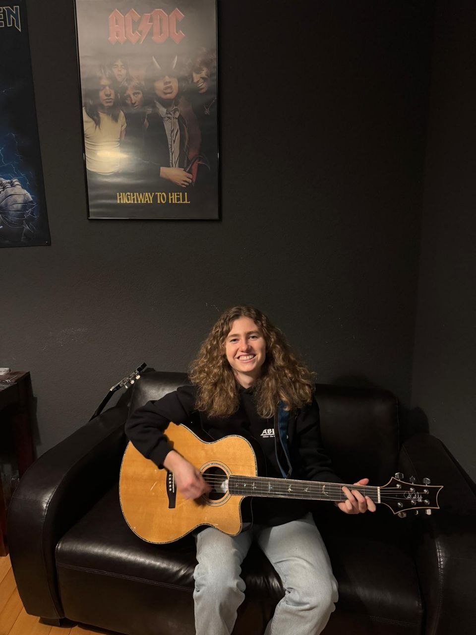 Amy mit Gitarre und Rockpostern